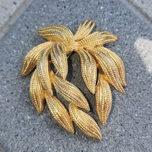 Vintage Signed Crown Trifari Gold Tone Embossed Leaf Brooch Pin - Picture 8 of 8